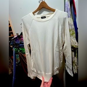 BRAND NEW WITHOUT TAGS..NEVER WORN! WHITE SWEATER/SWEATSHIRT MATERIAL (SIZE L)🤩
